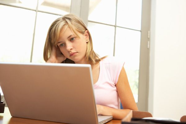 worried-girl-computer